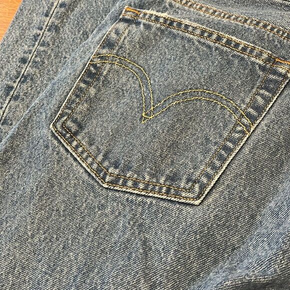 Levi's 501 Straight Ankle Cropped Jeans with Distressed Knee - Picture 8 of 9